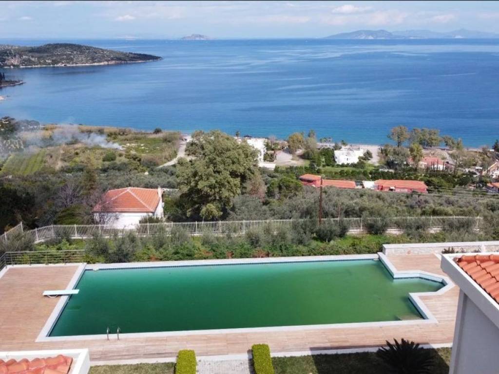 Unique, Tuscan-style two-level villa,