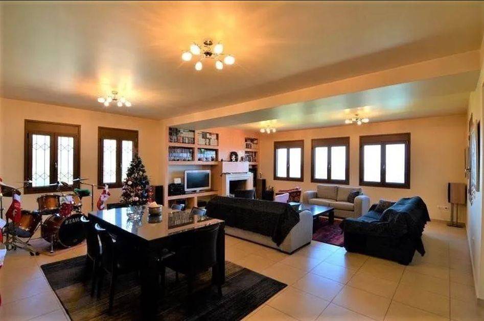 Unique, Tuscan-style two-level villa,