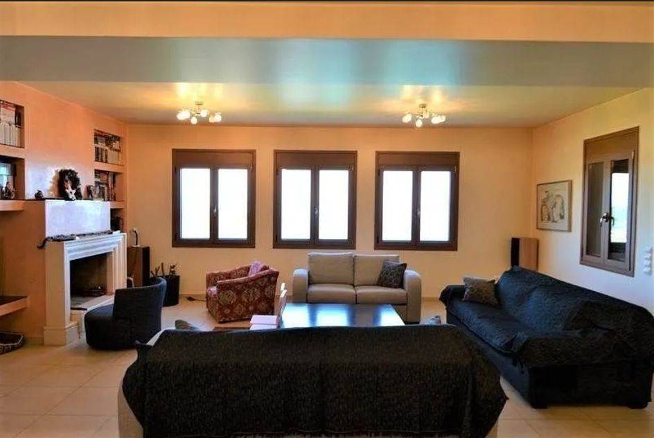 Unique, Tuscan-style two-level villa,