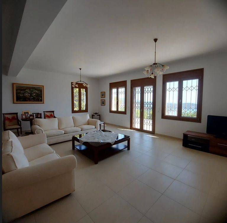 Unique, Tuscan-style two-level villa,