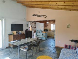 MEGALO, PHOTEINO SALONI