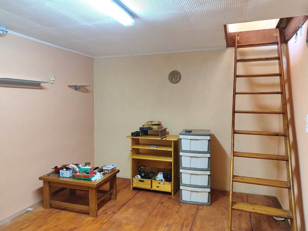 SKALA GIA TON YPOGEIO CHORO , 15 T.M.