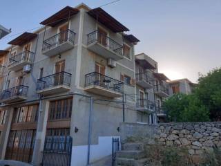 Το κτήριο καλύπτει όλοκτηρο οικοδομικό τετραγωνο.