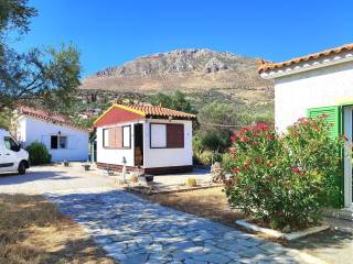 E MONOKATOIKIA ME TIS 2 EPIPLEON OIKIES