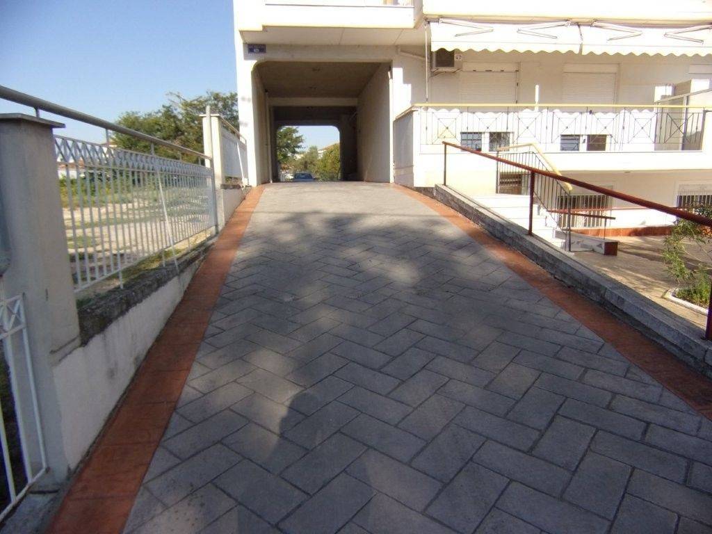 εισοδος για το παρκιν στην πισω πλευρα