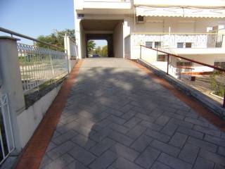 εισοδος για το παρκιν στην πισω πλευρα