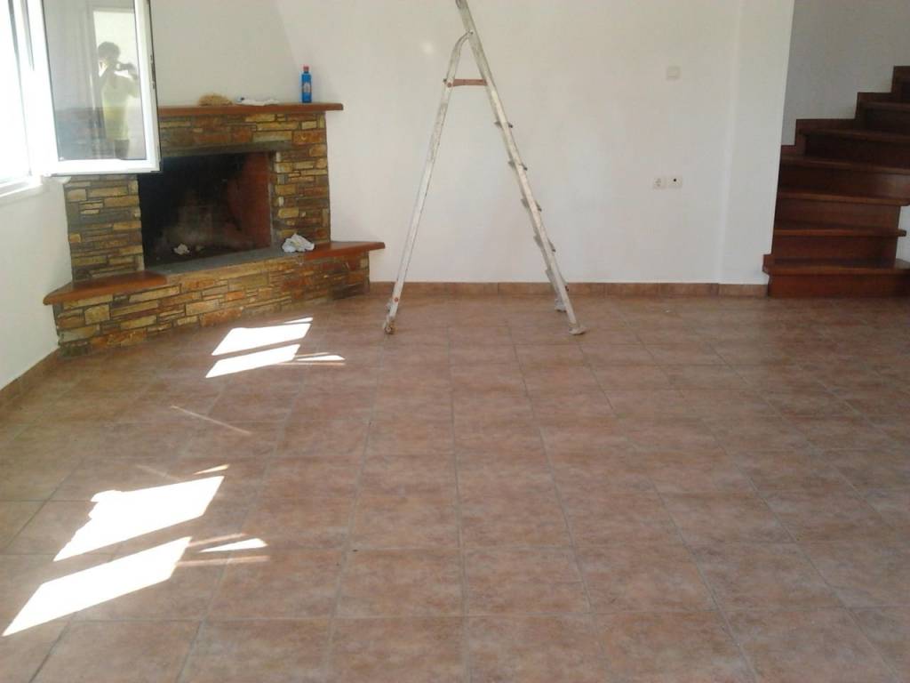 ΣΑΛΟΝΙ ΜΕ ΤΖΑΚΙ