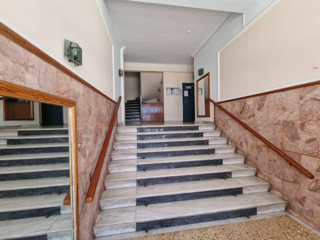 Η είσοδος της πολυκατοικίας