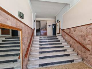 Η είσοδος της πολυκατοικίας