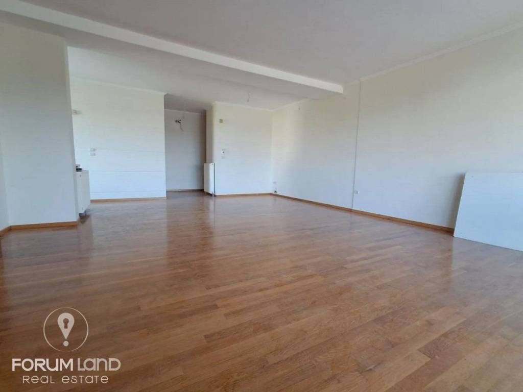 Forumland Real Estate, Σαλόνι