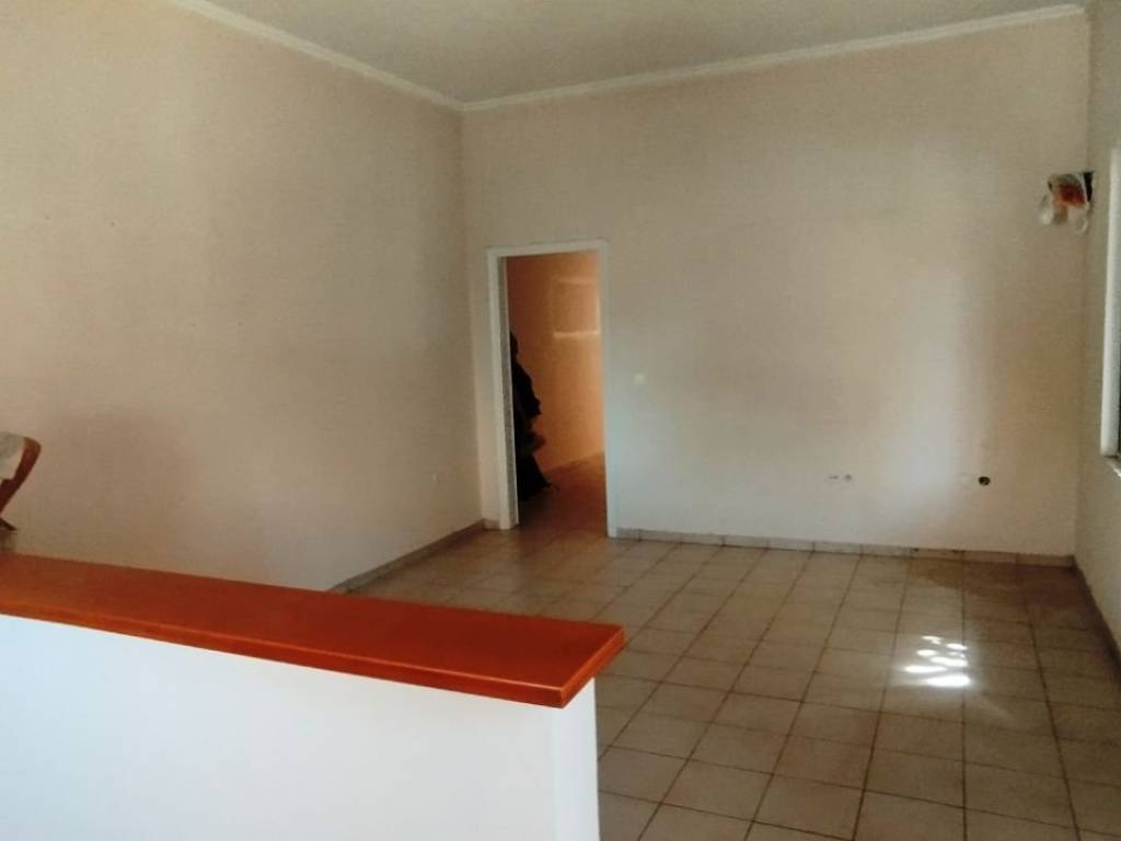 Το καθιστικό από την κουζίνα