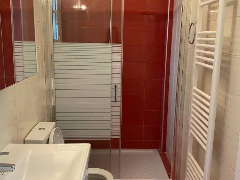 Forumland Real Estate, Μπάνιο με ντουζιέρα