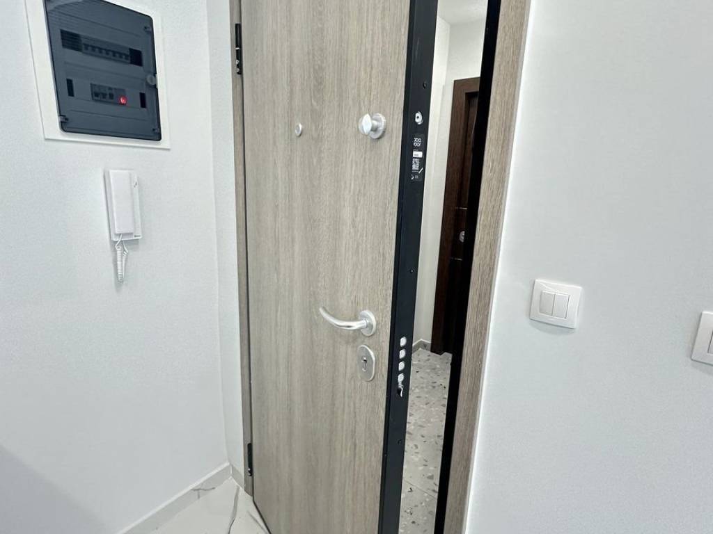 Forumland Real Estate, Θωρακισμένη πόρτα