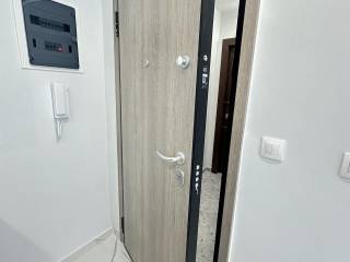 Forumland Real Estate, Θωρακισμένη πόρτα