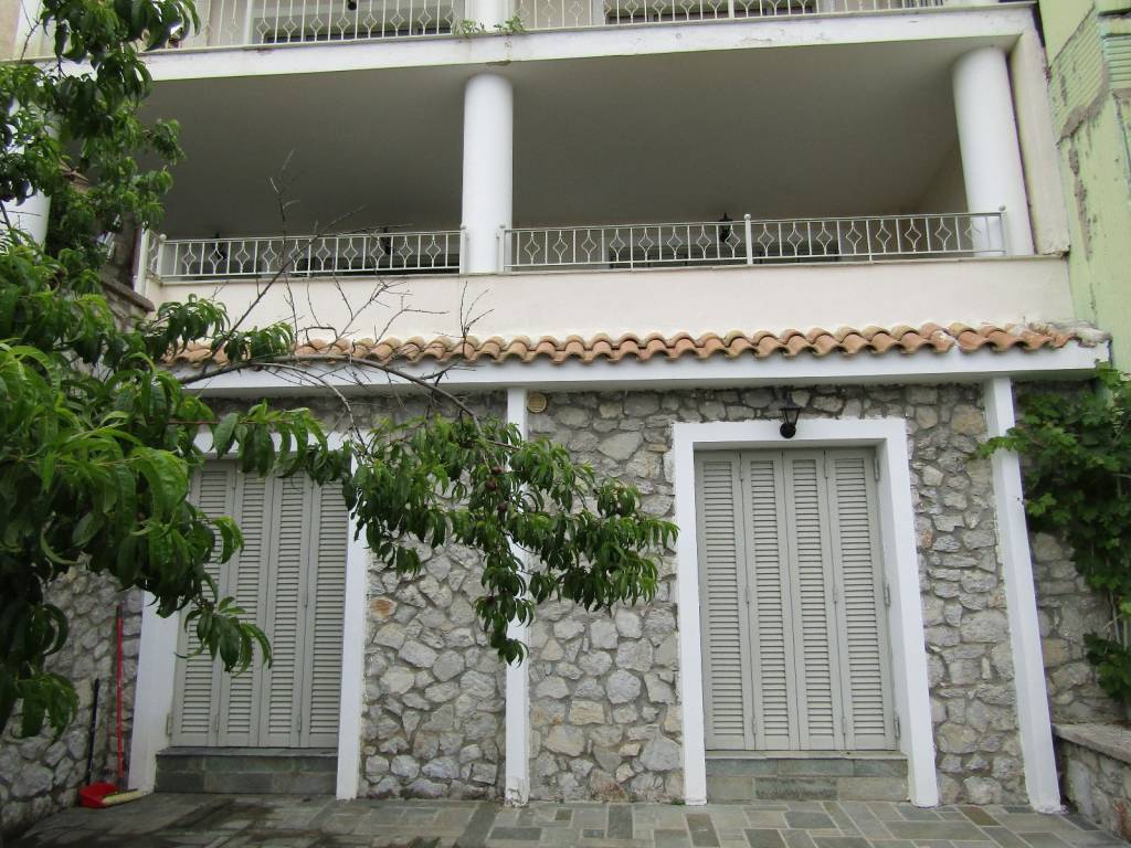 Μπαλκονόπορτα υπνοδωματίου (προς κήπο).