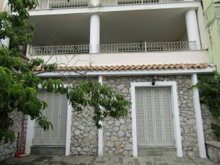 Μπαλκονόπορτα υπνοδωματίου (προς κήπο).