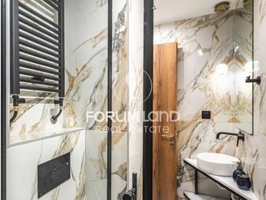 Forumland Real Estate, Μπάνιο