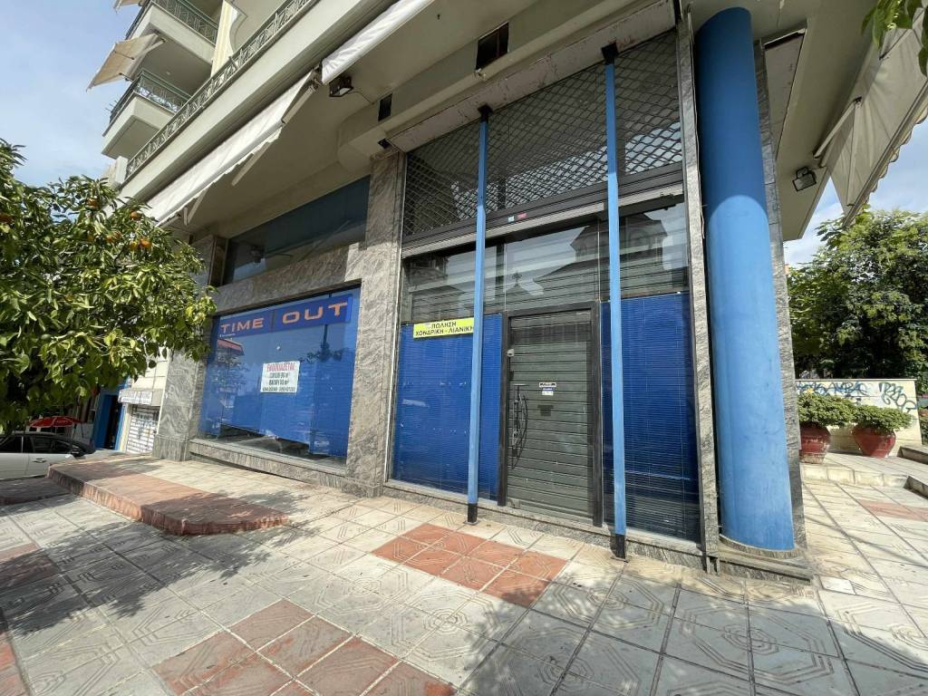 Είσοδος και βιτρίνα.