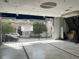 Ισόγειο με βιτρίνα.