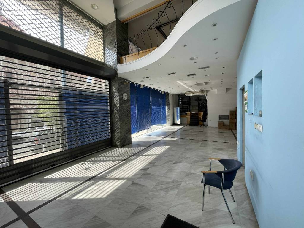 Ισόγειο με βιτρίνα και ηλεκτρικό στοράκι.