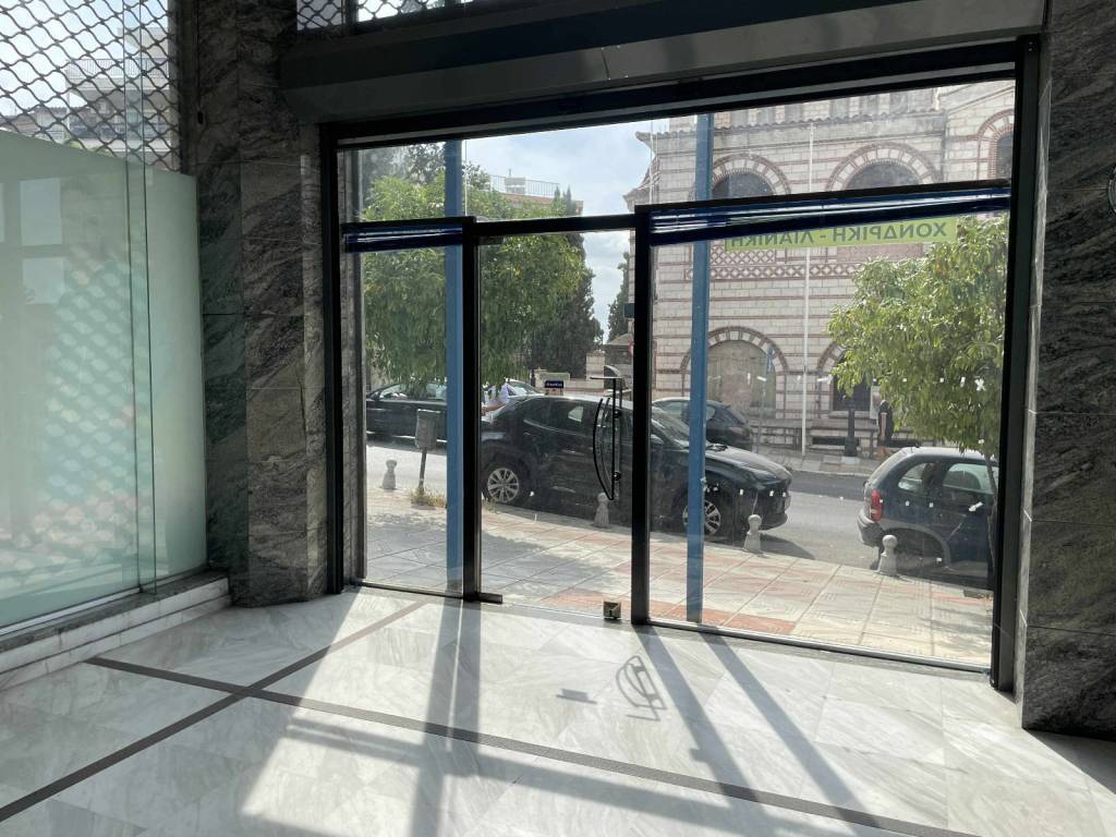 Είσοδος με βιτρίνα.