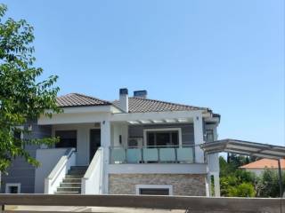 Πρόσοψη σπιτιού απο την αυλόπορτα