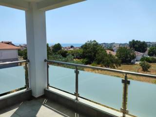 Mpalkoni apo ten anatolike pleyra me thea ten thalassa