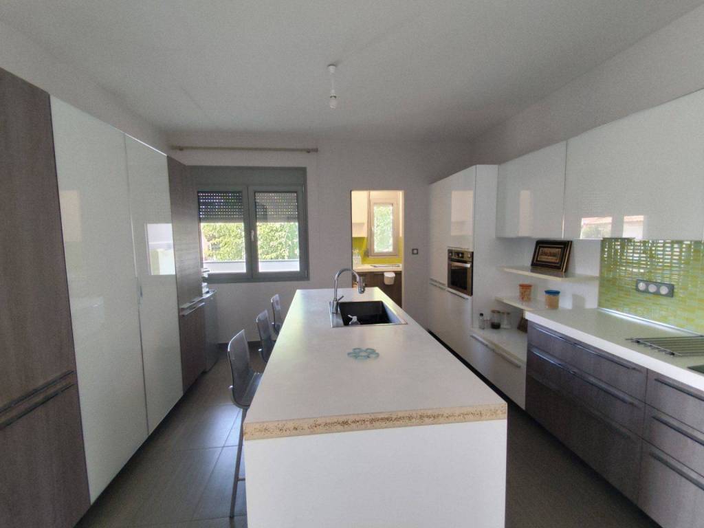 Koyzina me thea ten ayle se minimal yphos