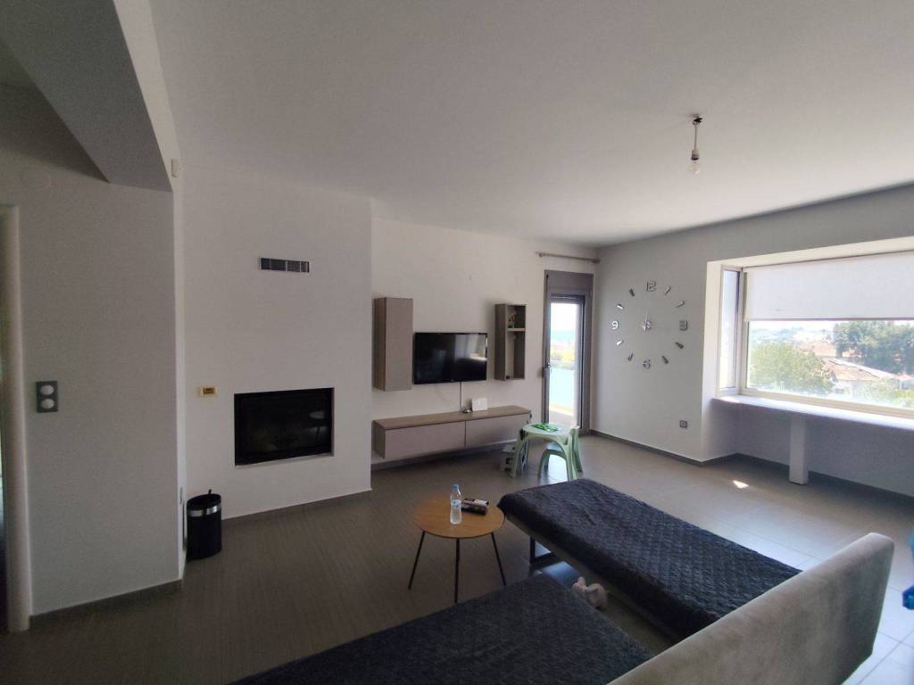 megalo photeino saloni me energeiako tzaki kai thea te thalassa