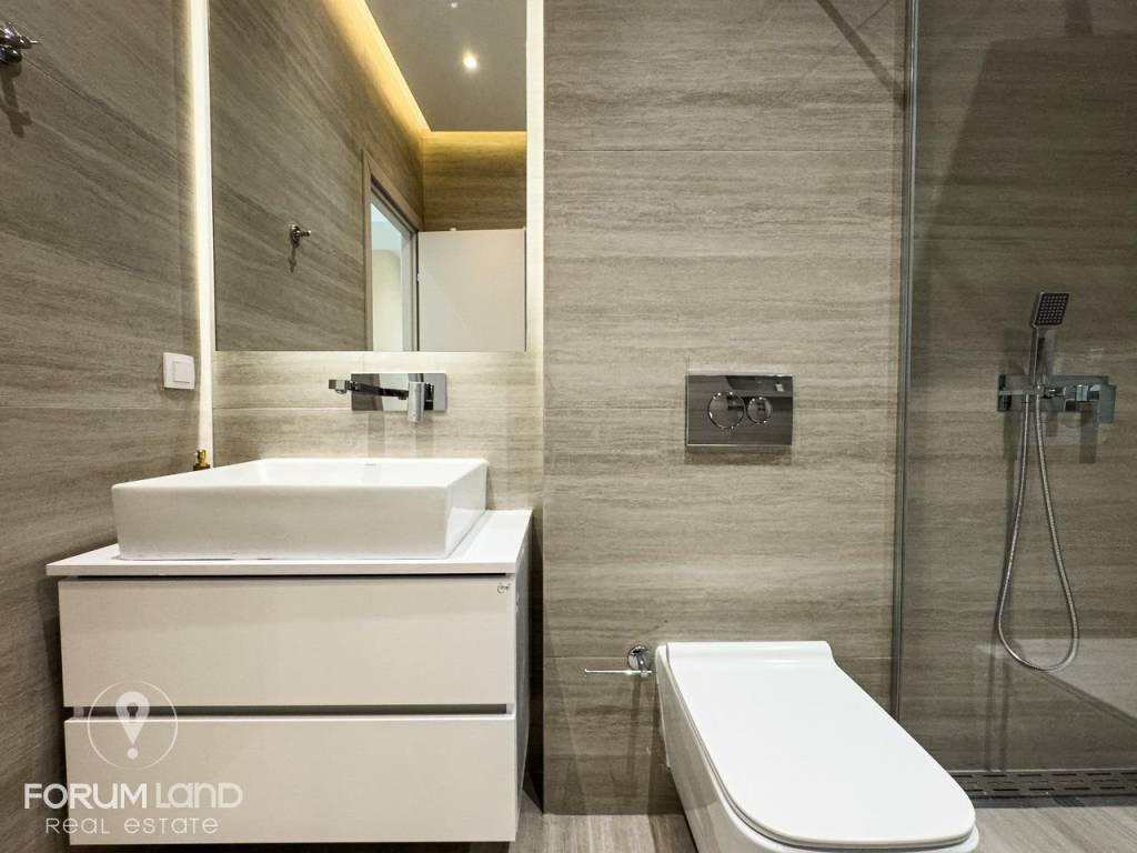 Forumland Real Estate, Μπάνιο