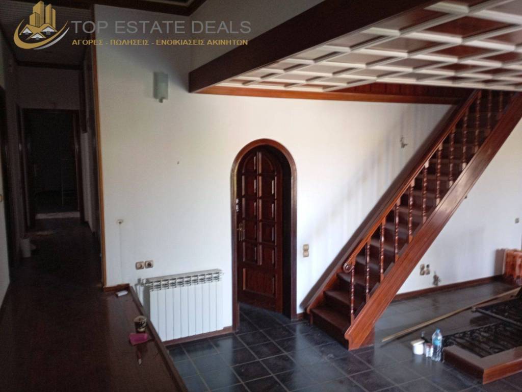 A orophos ,chol pros domatia-klimakostasio gia sophita