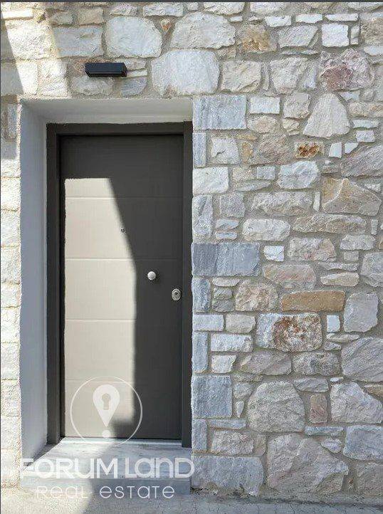 Forumland Real Estate, Είσοδος