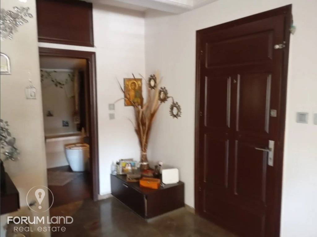 Forumland Real Estate, Είσοδος