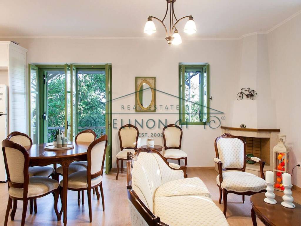 Το σαλόνι με το τζάκι και η τραπεζαρία