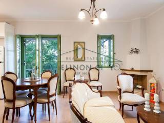 Το σαλόνι με το τζάκι και η τραπεζαρία