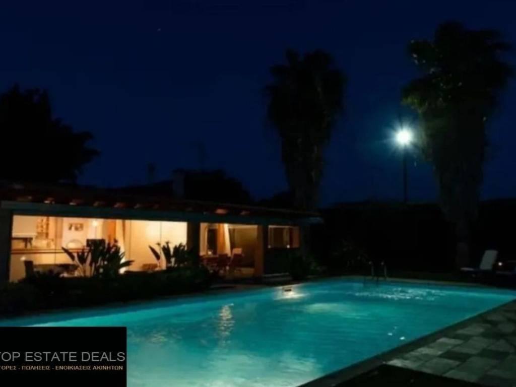 Άποψη φωτιζόμενης πισίνας-εστιατορίου το βράδυ