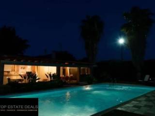 Άποψη φωτιζόμενης πισίνας-εστιατορίου το βράδυ