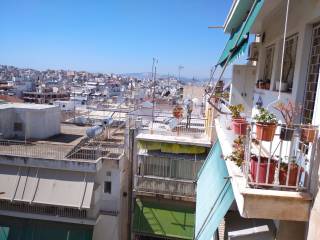 THea Parthenona apo parathyro koyzinas kai piso mpalkoni