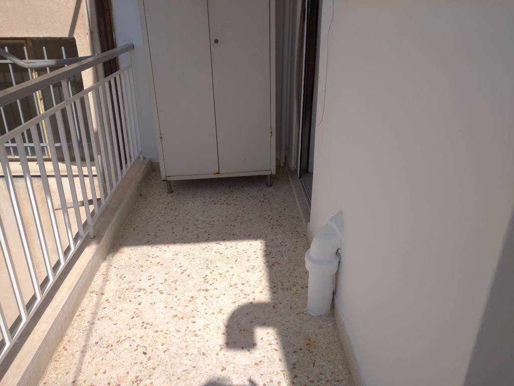 Mpalkonoporta apo choro ypodoches sto piso mpalkoni