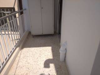 Mpalkonoporta apo choro ypodoches sto piso mpalkoni