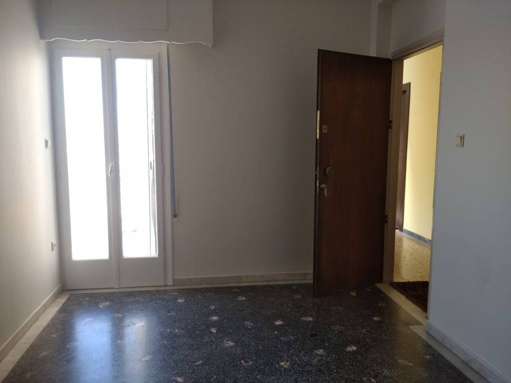 Megalos choros ypodoches me mpalkonoporta kai kyria eisodo