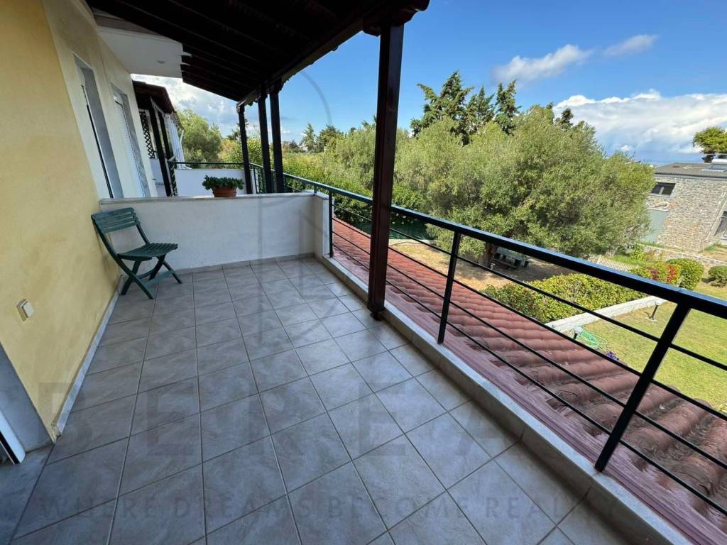 βεράντα πρώτου ορόφου