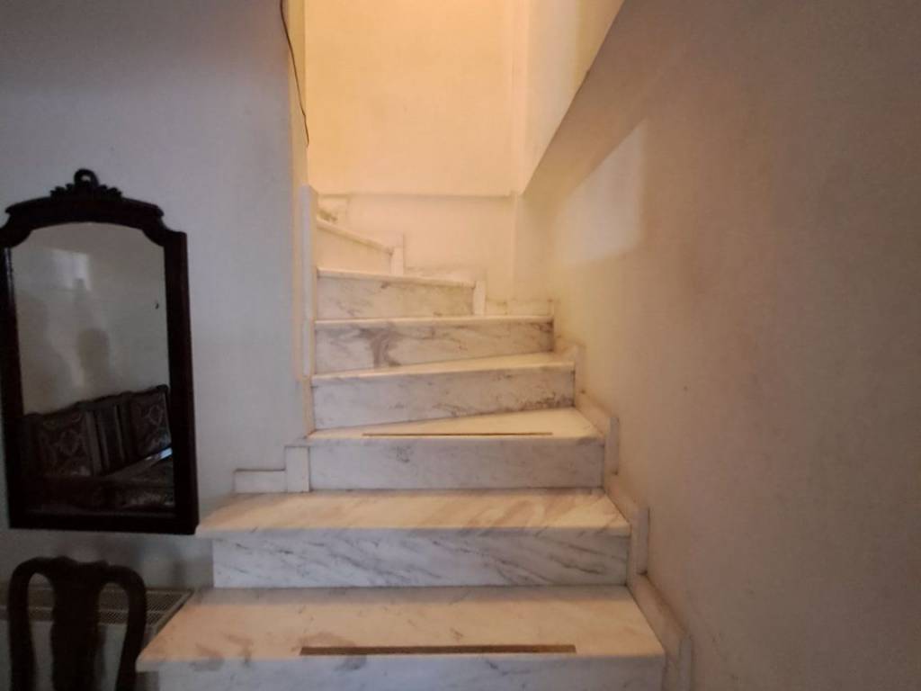 SKALA ESOTERIKE POY APO TO DIAM/MA KATEBAINEI STO YPOGEIO