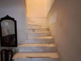 SKALA ESOTERIKE POY APO TO DIAM/MA KATEBAINEI STO YPOGEIO