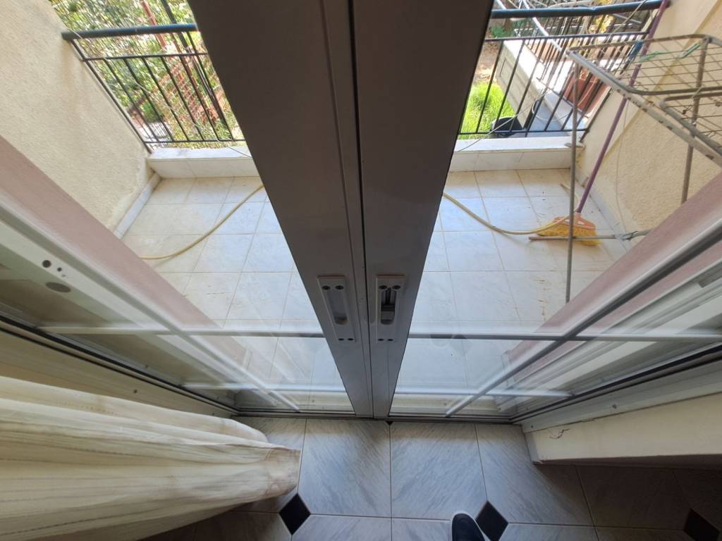 KATHE YPNODOMATIO BGAINEI SE DIO TOY MPALKONI