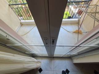 KATHE YPNODOMATIO BGAINEI SE DIO TOY MPALKONI