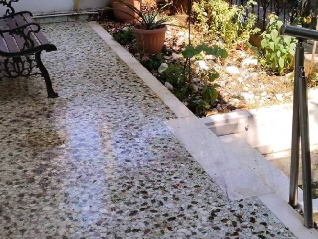 Μπαλκόνι πρόσοψης στον κήπο