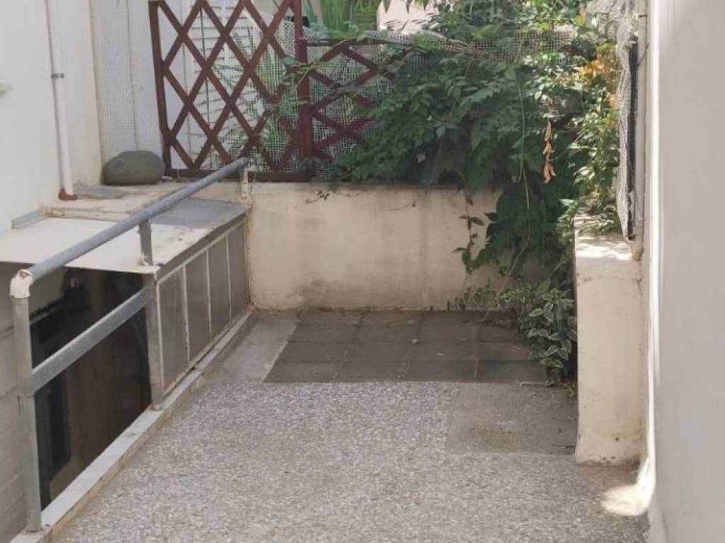 CHoros ayles me skalia pros ypogeia apotheke aristera