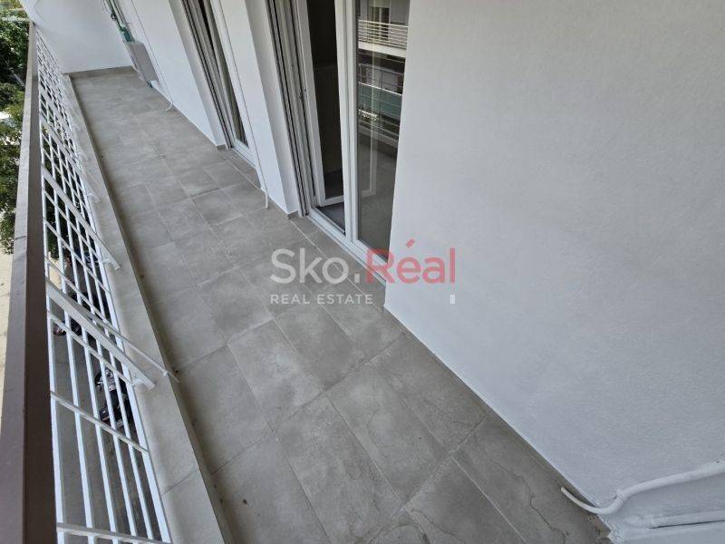 Άνετο μπαλκόνι.