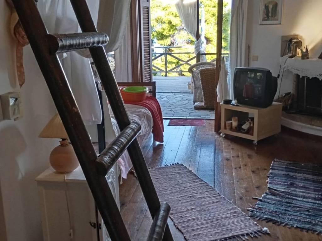 Α όροφος σκάλα για σοφίτα -κρεβάτι-τζάκι-μπαλκόνι